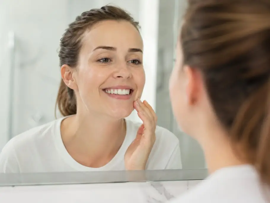 Paciente revisando sus encías antes de un tratamiento de gingivitis en Albacete