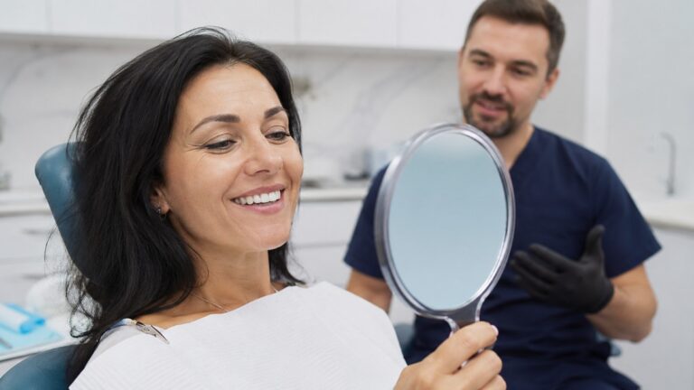 Paciente observando su sonrisa tras colocar implantes de carga inmediata